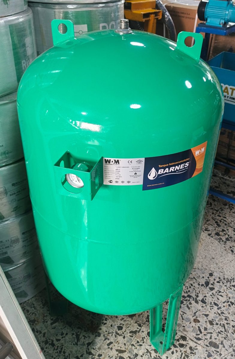 Tanque hidroacumulador con manómetro