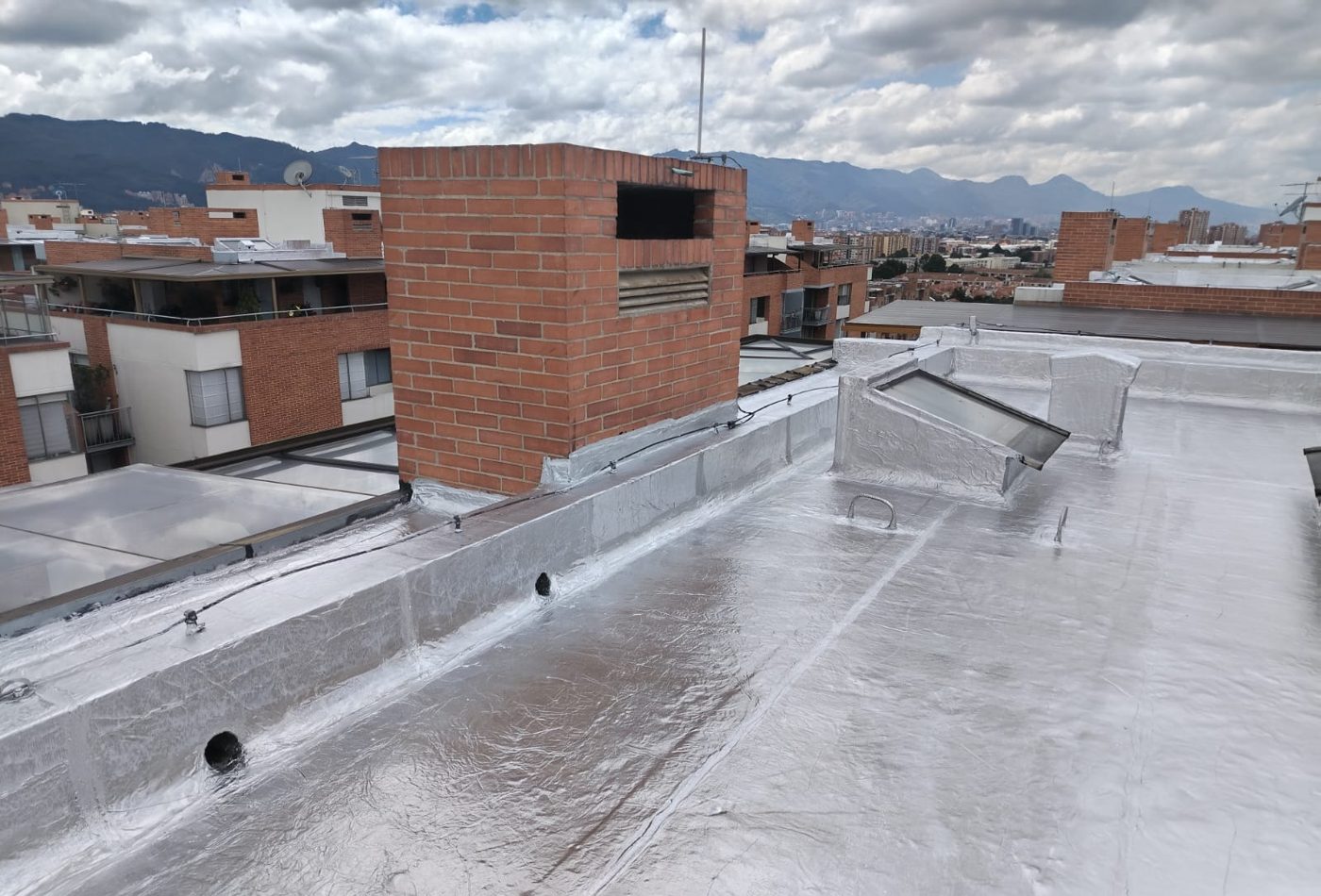 Pretil y desagües sellados con los cerros al fondo