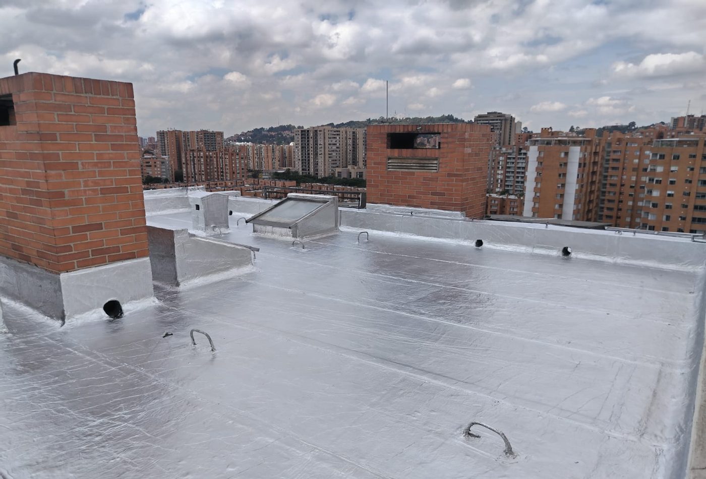 Cubierta terminada con dos chimeneas de ladrillo