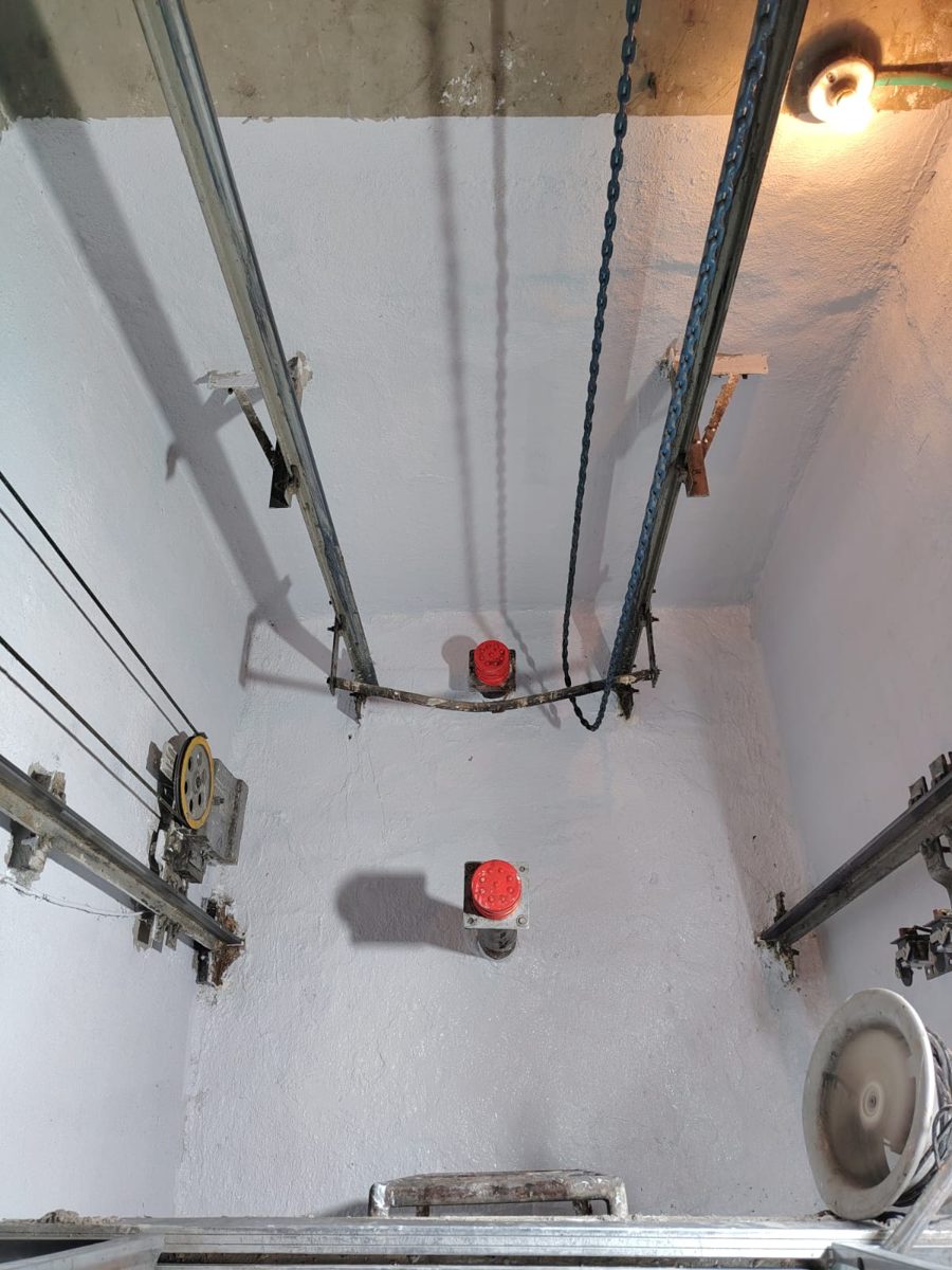Después: foso de ascensor con recubrimiento impermeable blanco y amortiguadores