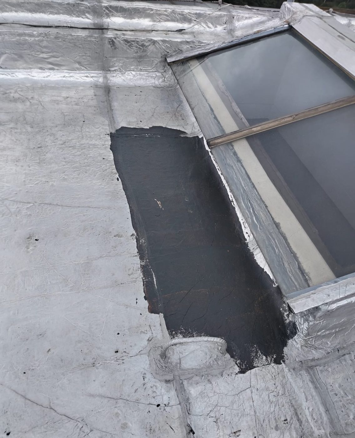 Reparación localizada junto a una claraboya