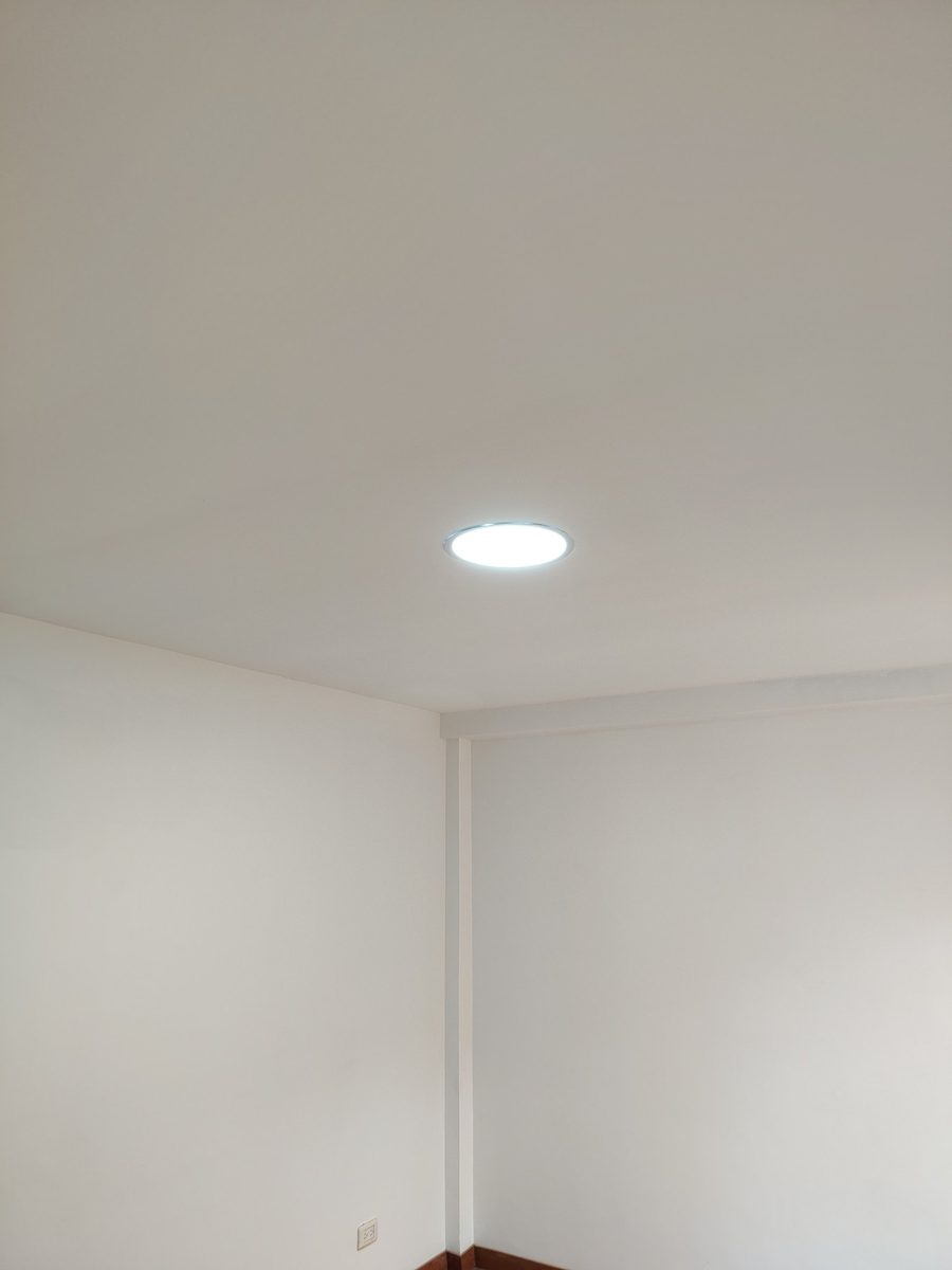 Techo terminado con panel LED empotrado